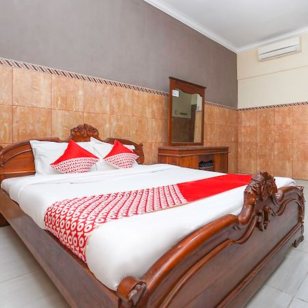 OYO 2715 Hotel Madinah Syariah Pamekasan Bagian luar foto