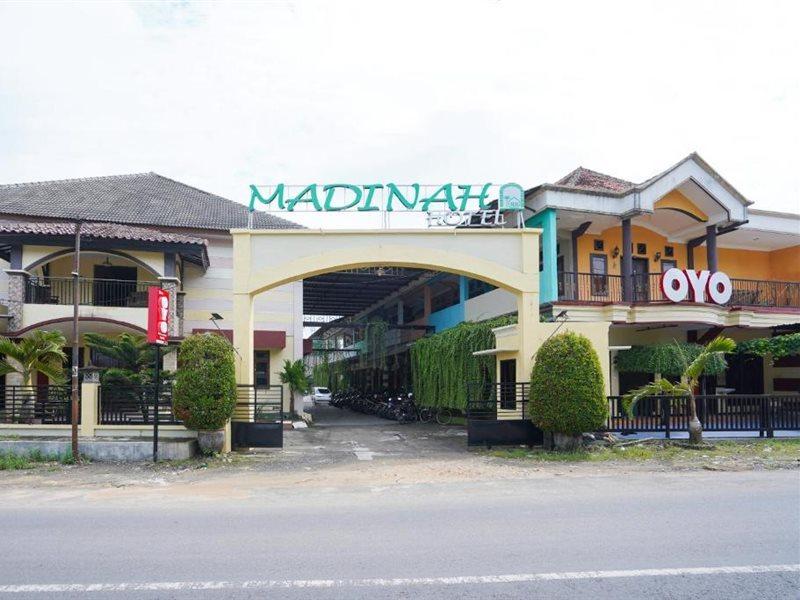 OYO 2715 Hotel Madinah Syariah Pamekasan Bagian luar foto