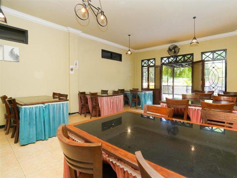 OYO 2715 Hotel Madinah Syariah Pamekasan Bagian luar foto