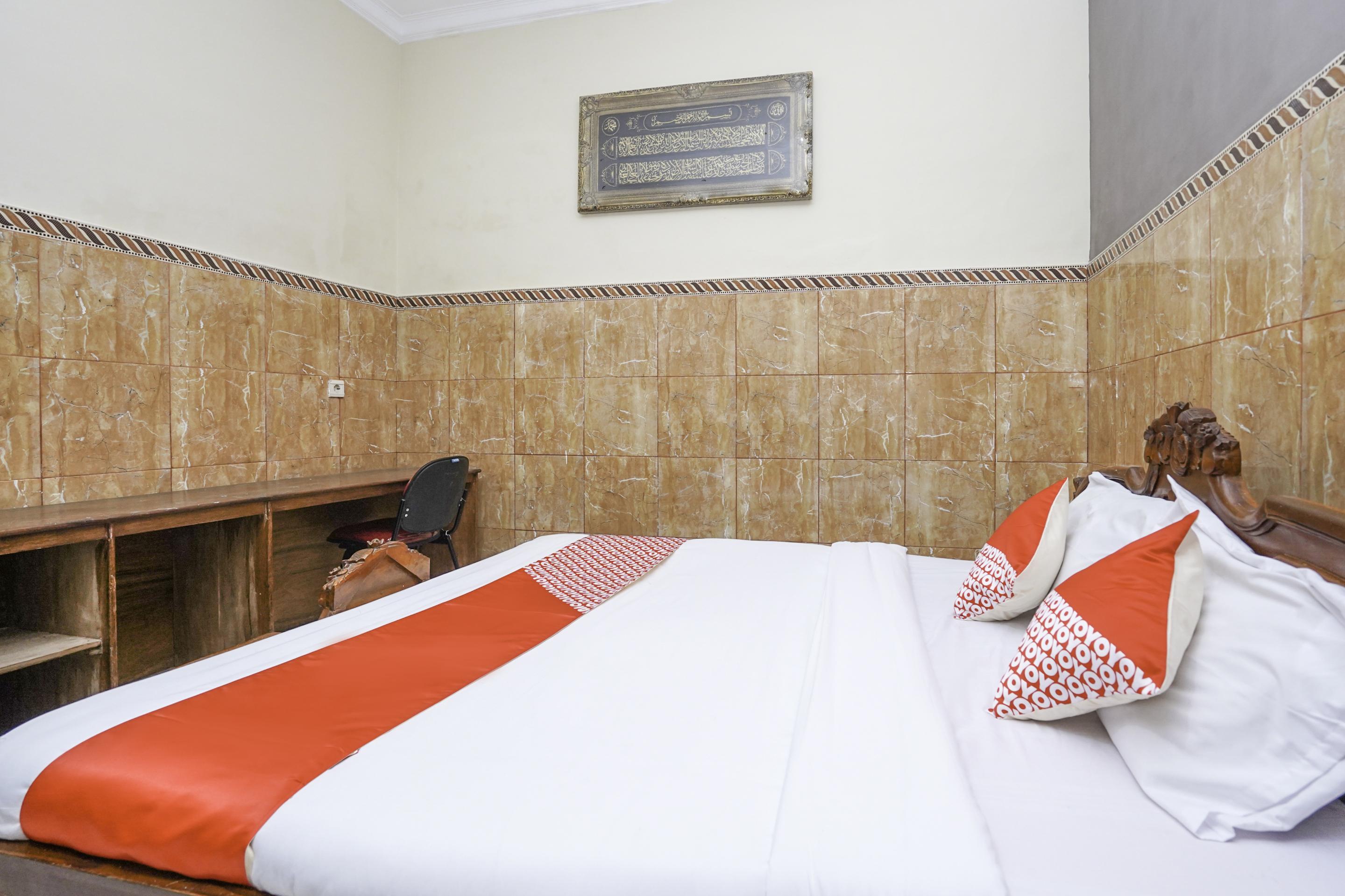 OYO 2715 Hotel Madinah Syariah Pamekasan Bagian luar foto