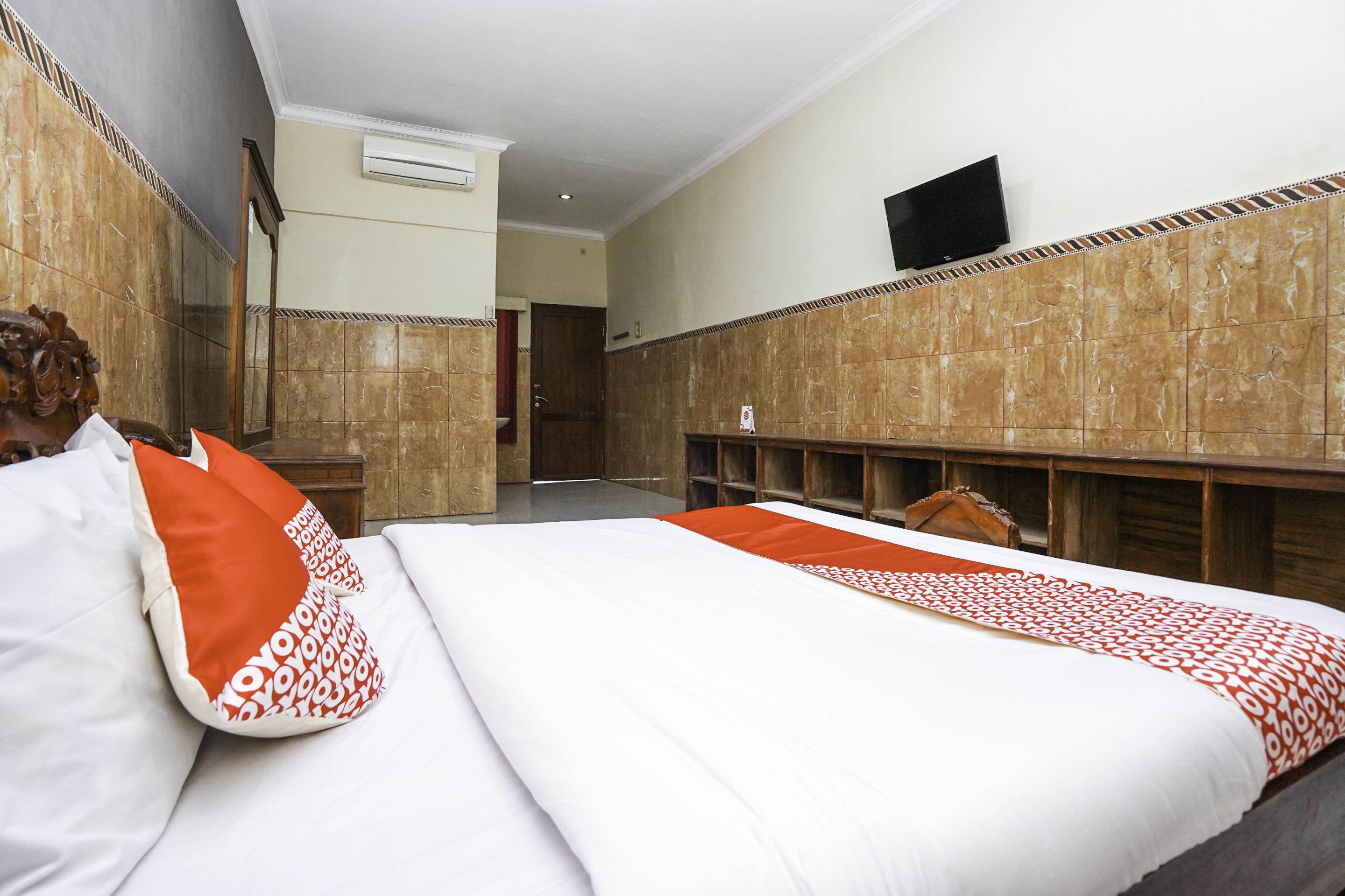 OYO 2715 Hotel Madinah Syariah Pamekasan Bagian luar foto