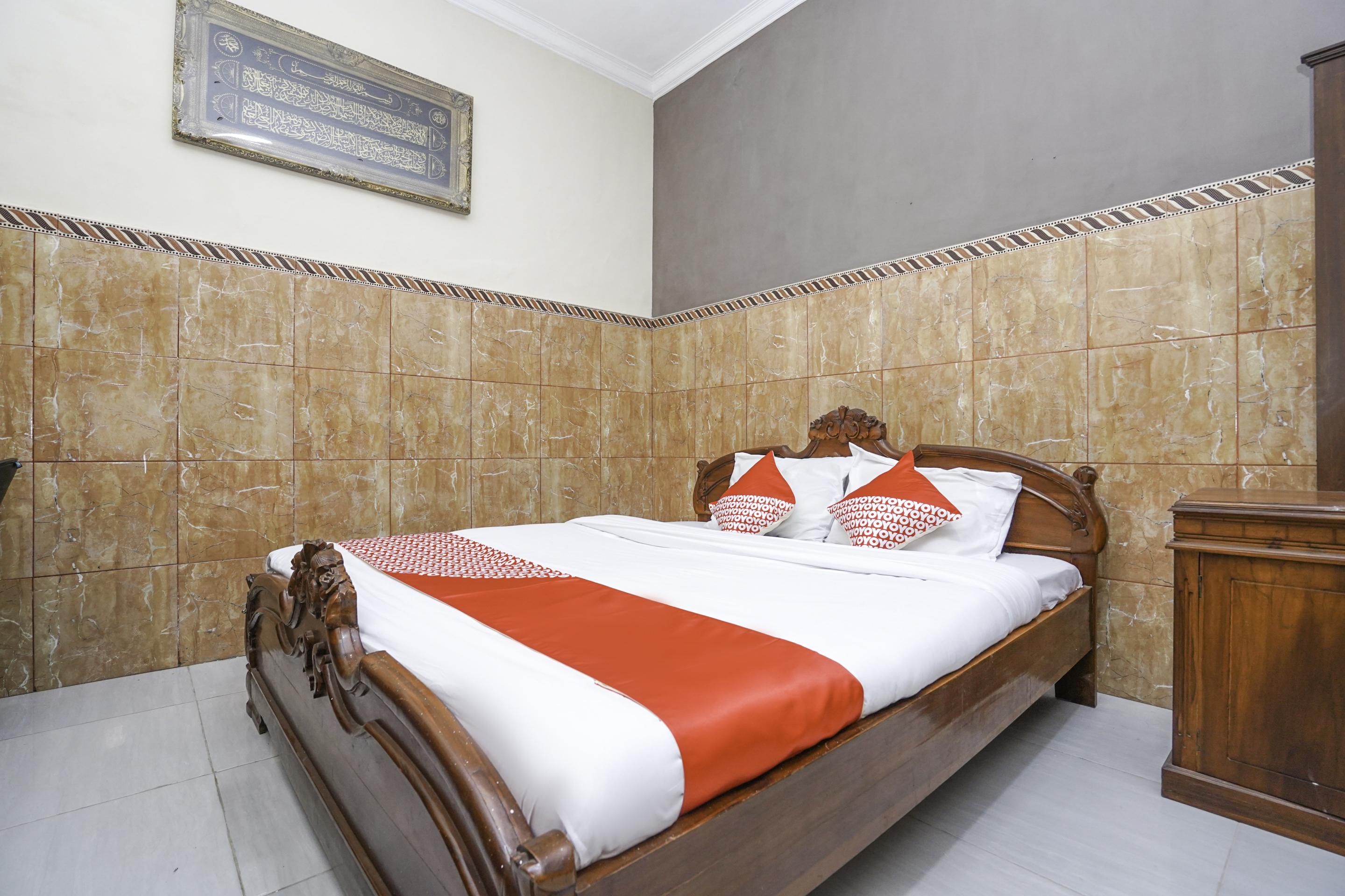 OYO 2715 Hotel Madinah Syariah Pamekasan Bagian luar foto
