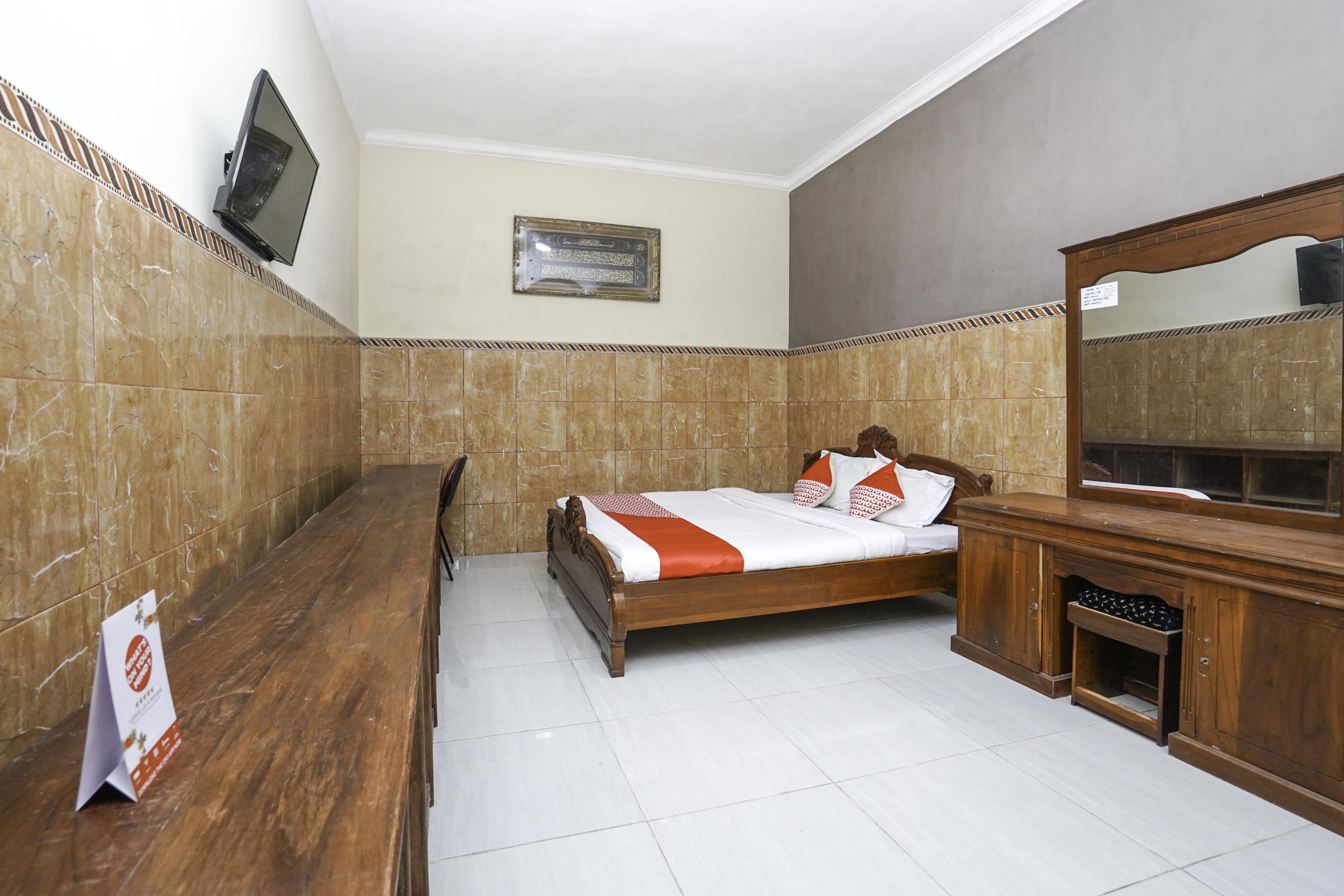 OYO 2715 Hotel Madinah Syariah Pamekasan Bagian luar foto