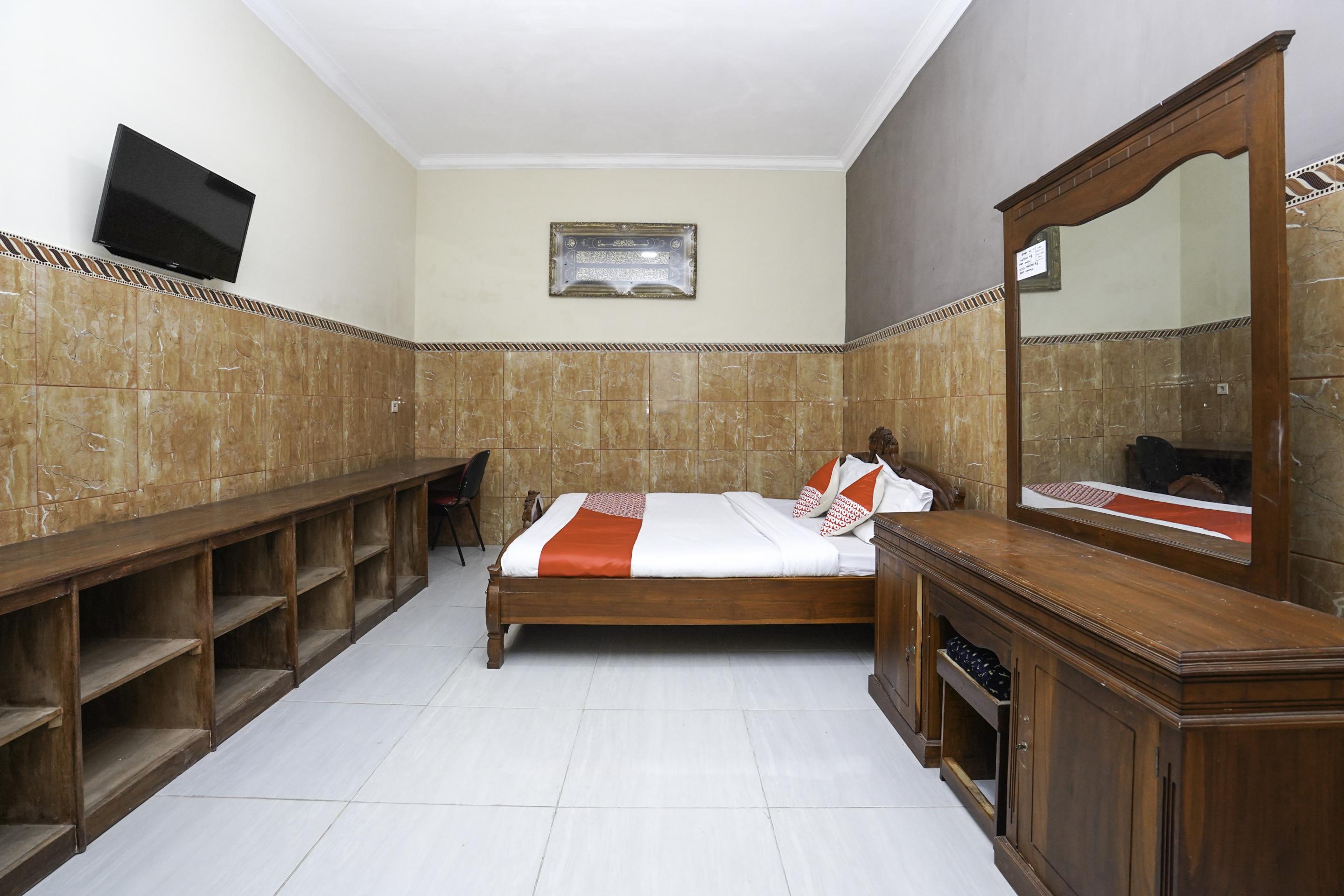 OYO 2715 Hotel Madinah Syariah Pamekasan Bagian luar foto