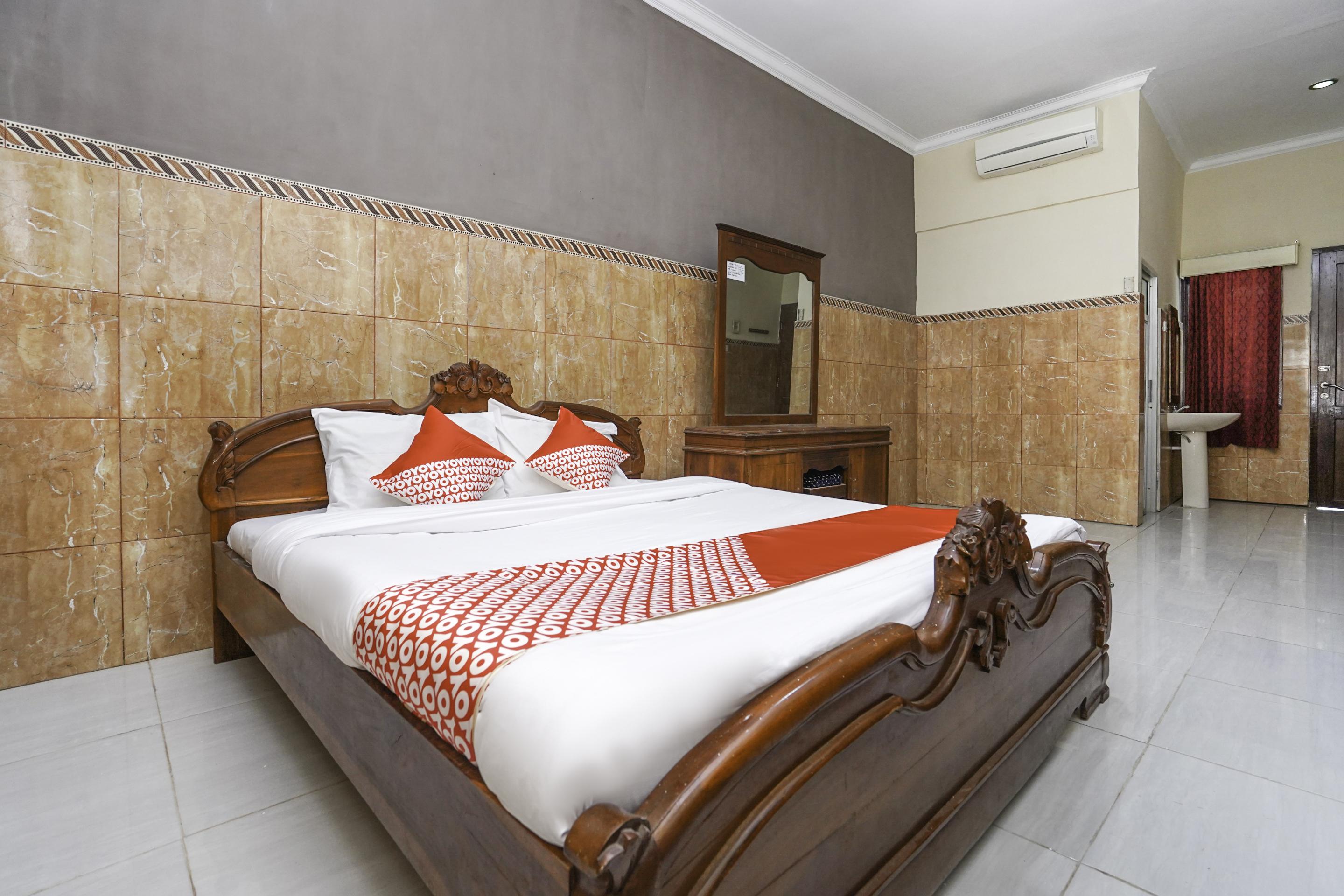 OYO 2715 Hotel Madinah Syariah Pamekasan Bagian luar foto