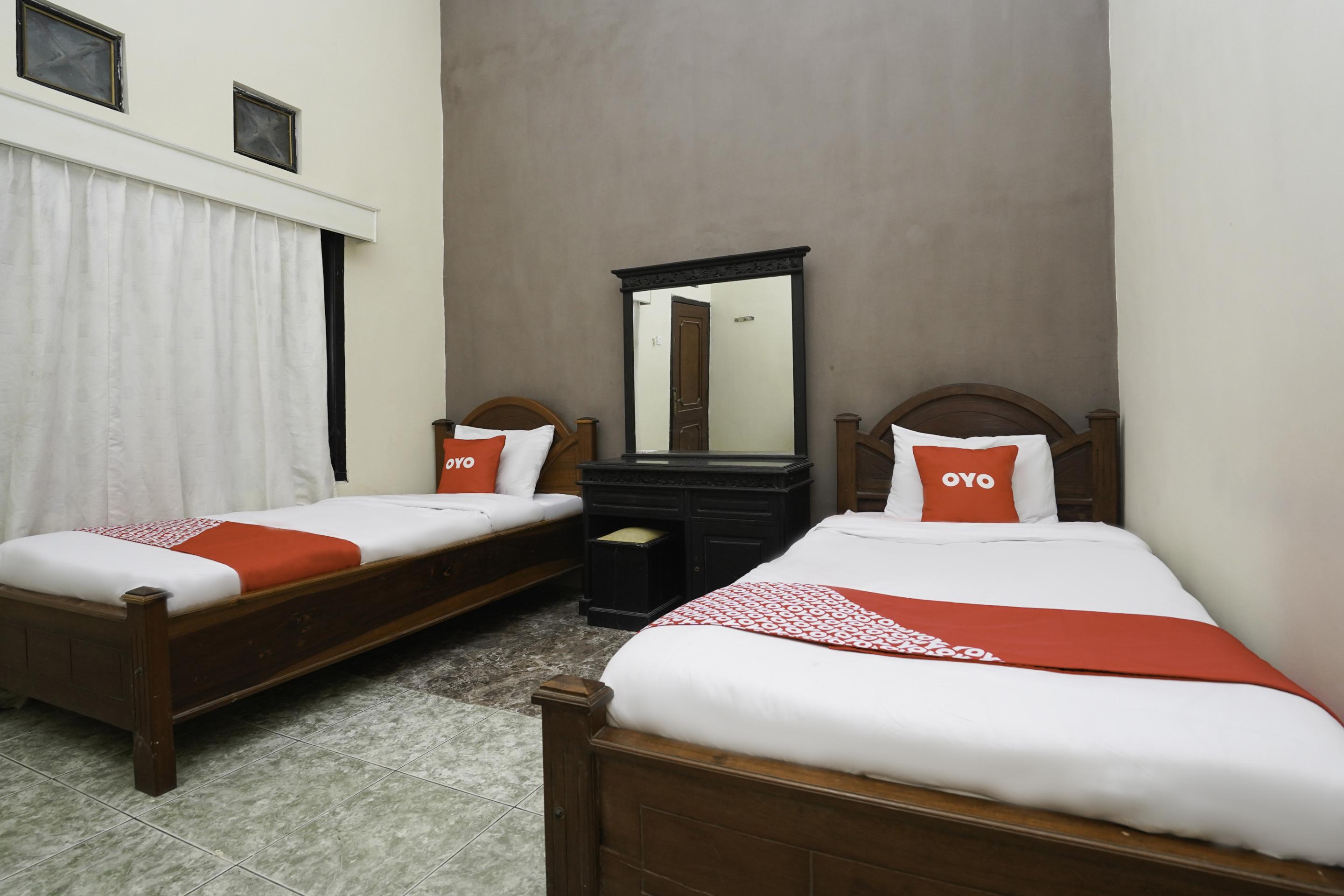 OYO 2715 Hotel Madinah Syariah Pamekasan Bagian luar foto
