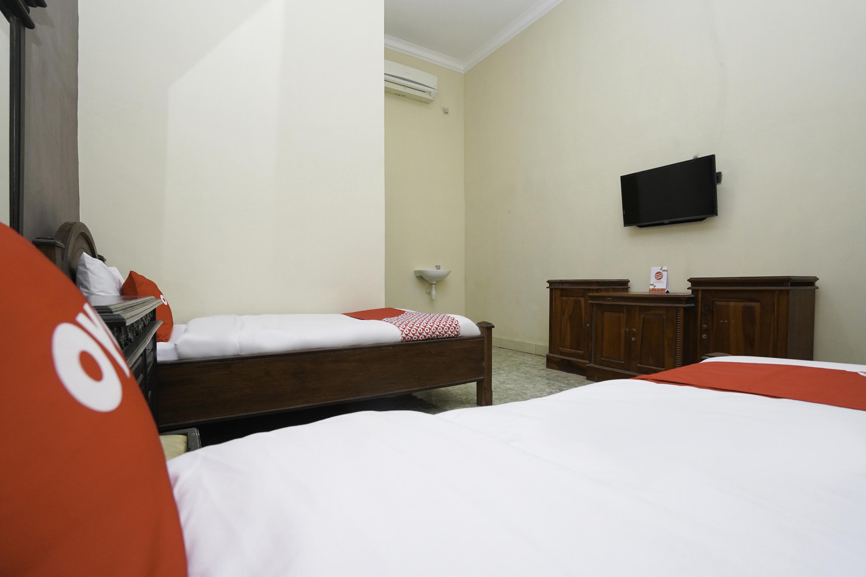 OYO 2715 Hotel Madinah Syariah Pamekasan Bagian luar foto