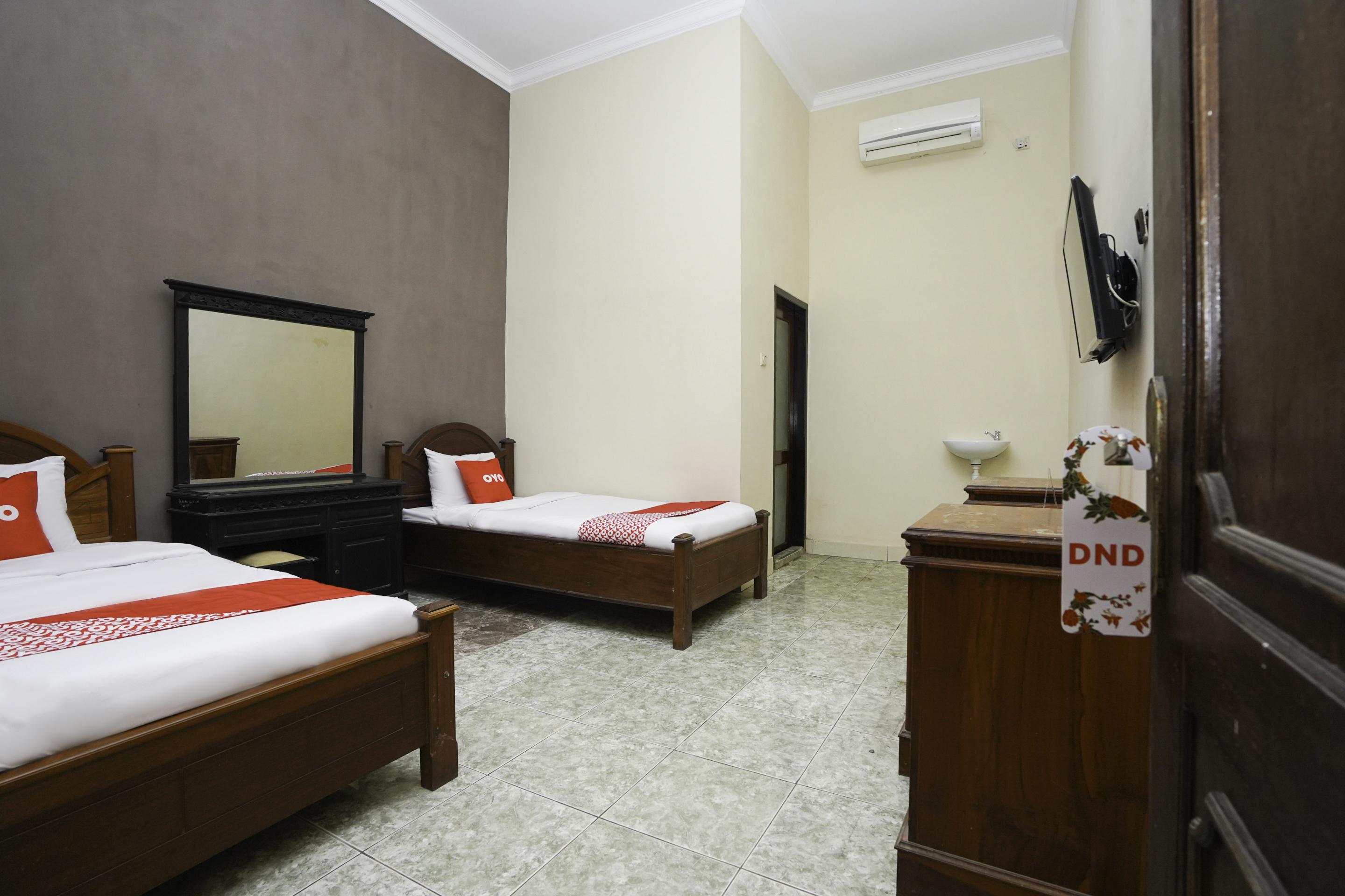 OYO 2715 Hotel Madinah Syariah Pamekasan Bagian luar foto