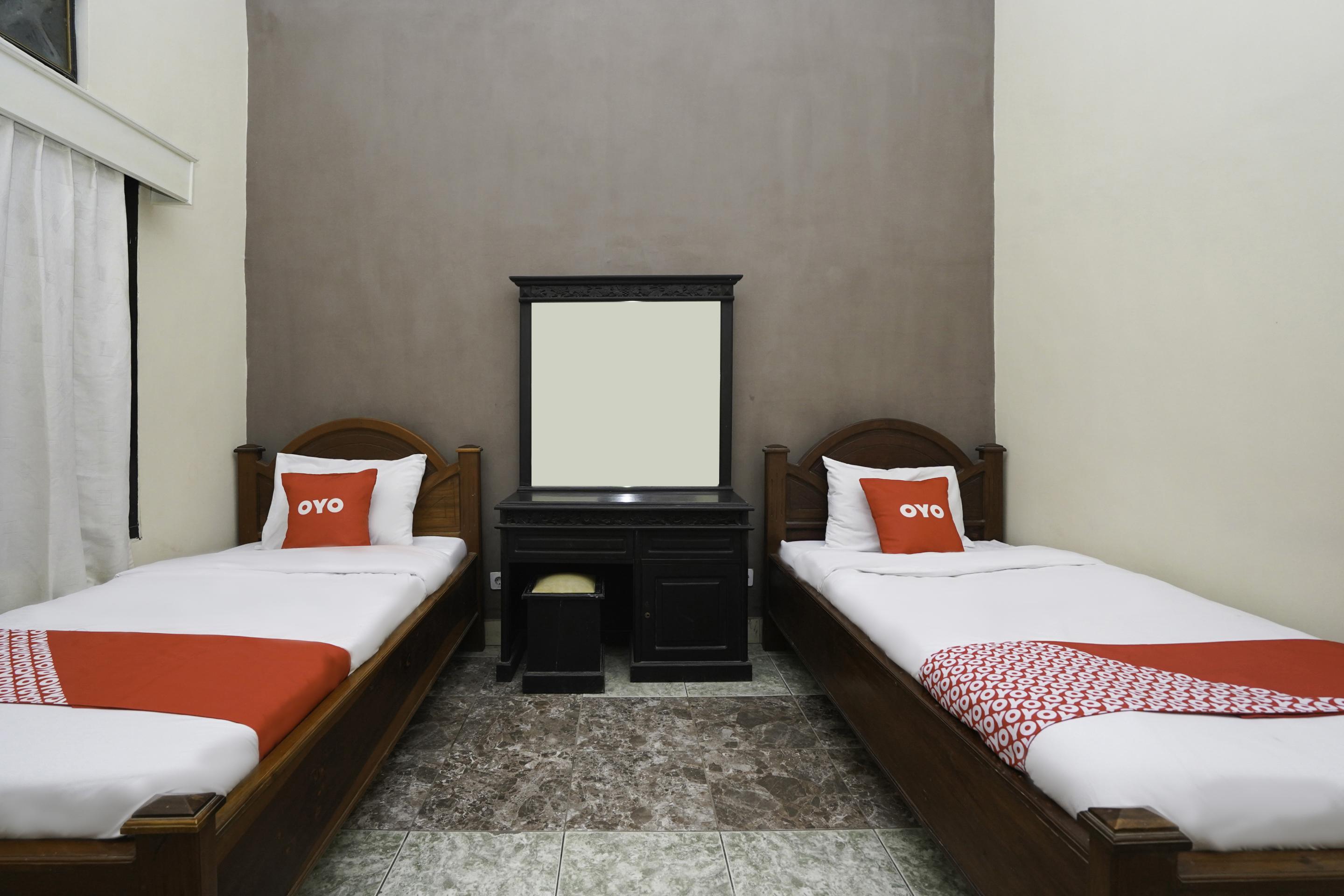 OYO 2715 Hotel Madinah Syariah Pamekasan Bagian luar foto