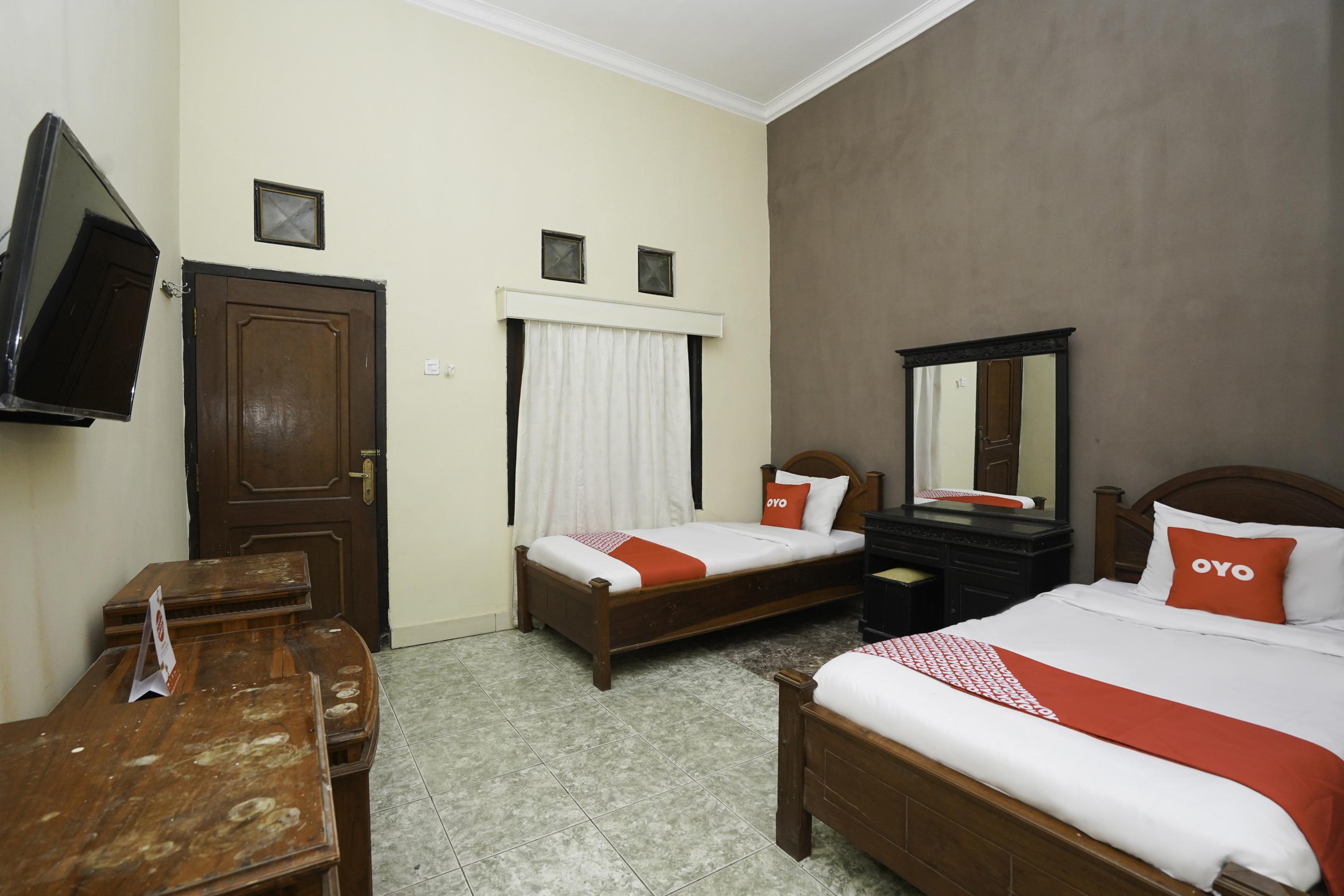 OYO 2715 Hotel Madinah Syariah Pamekasan Bagian luar foto