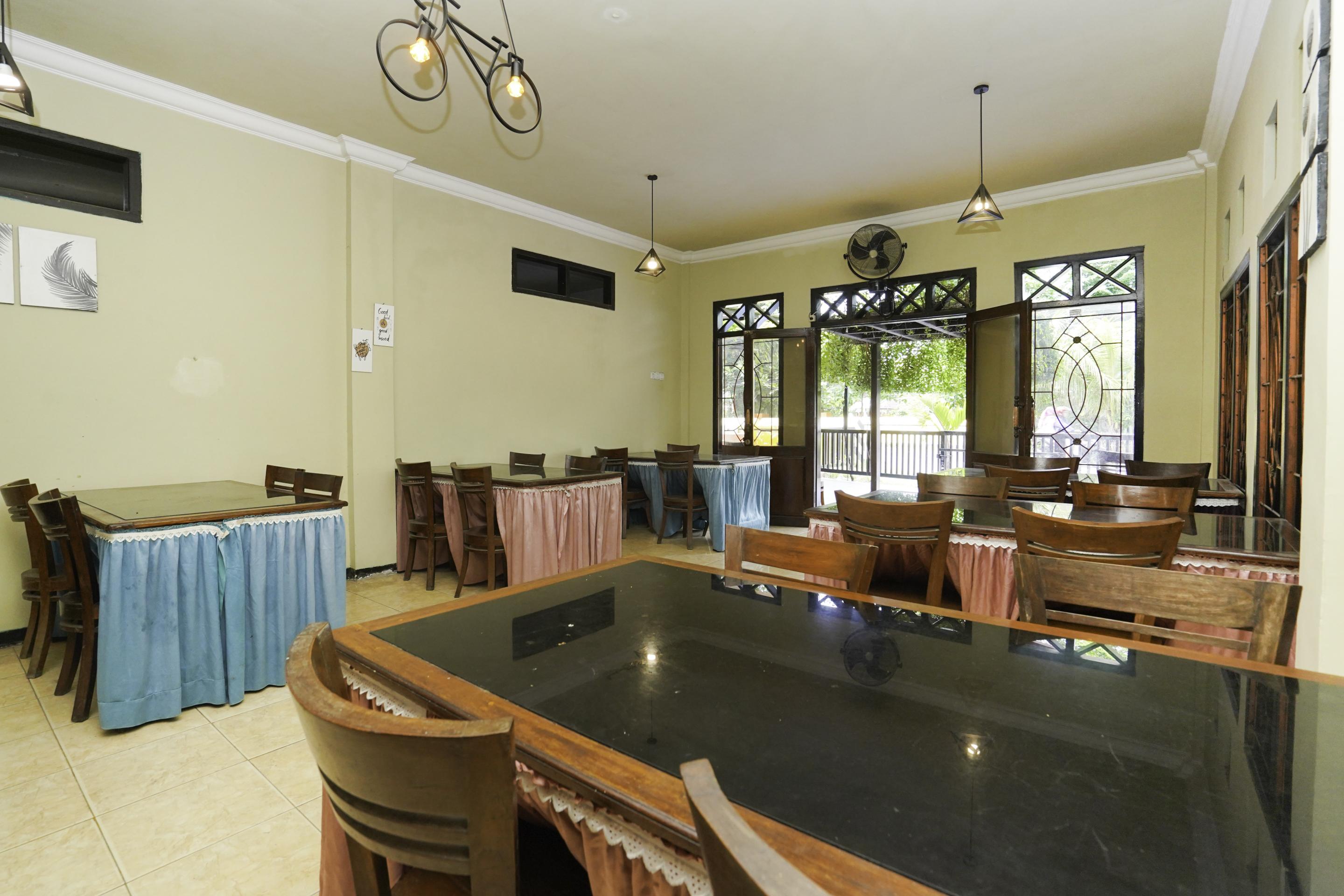 OYO 2715 Hotel Madinah Syariah Pamekasan Bagian luar foto