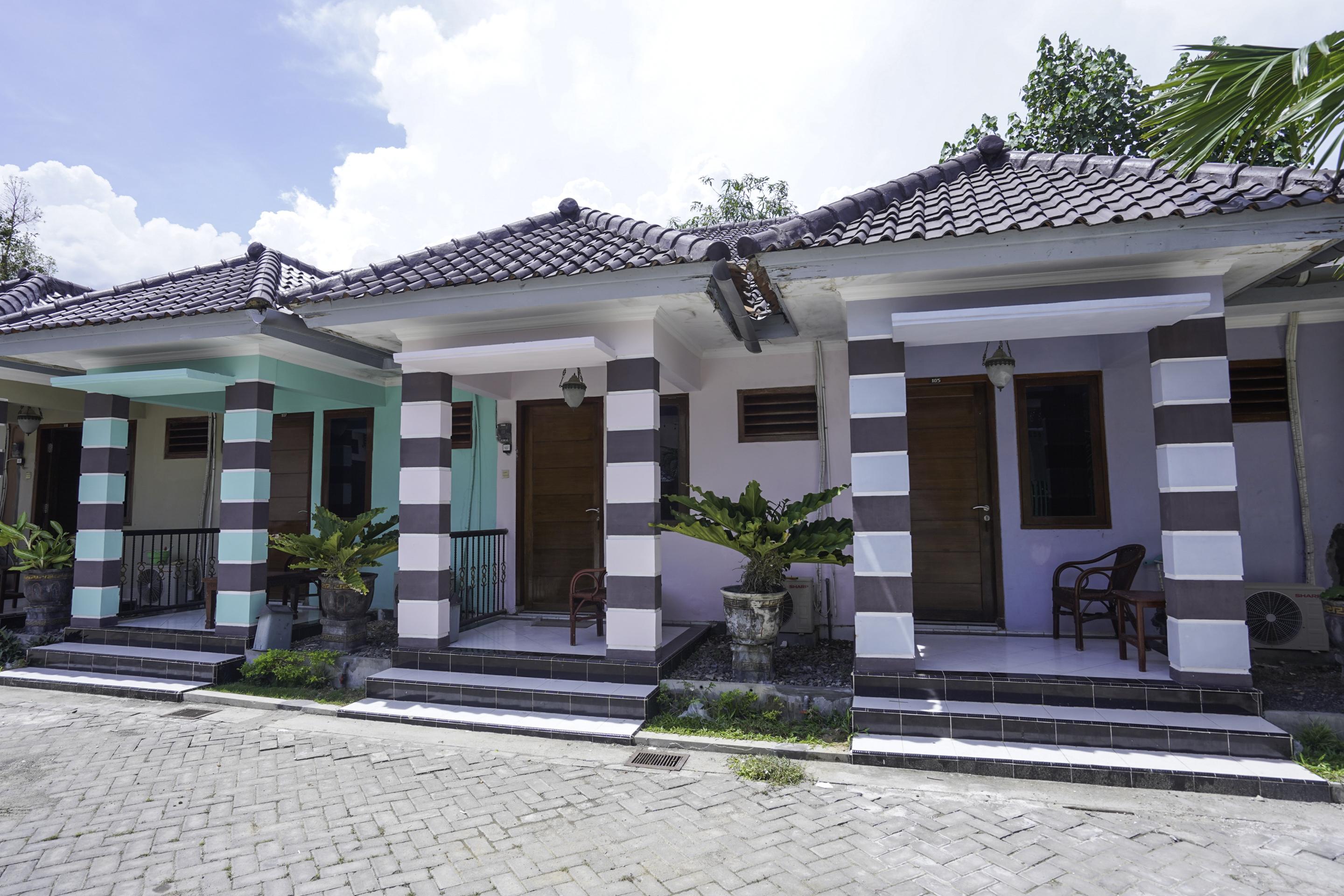 OYO 2715 Hotel Madinah Syariah Pamekasan Bagian luar foto