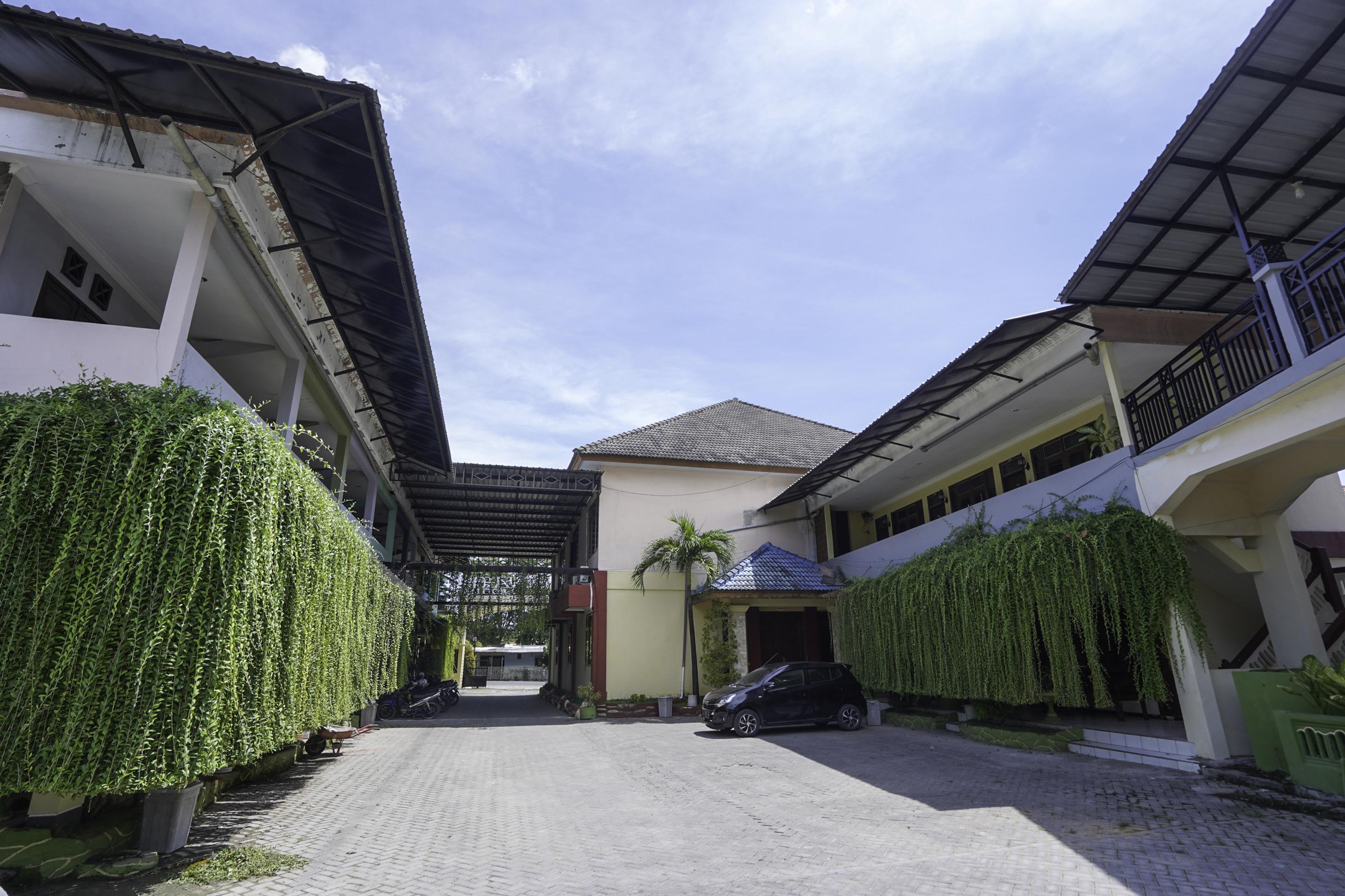 OYO 2715 Hotel Madinah Syariah Pamekasan Bagian luar foto