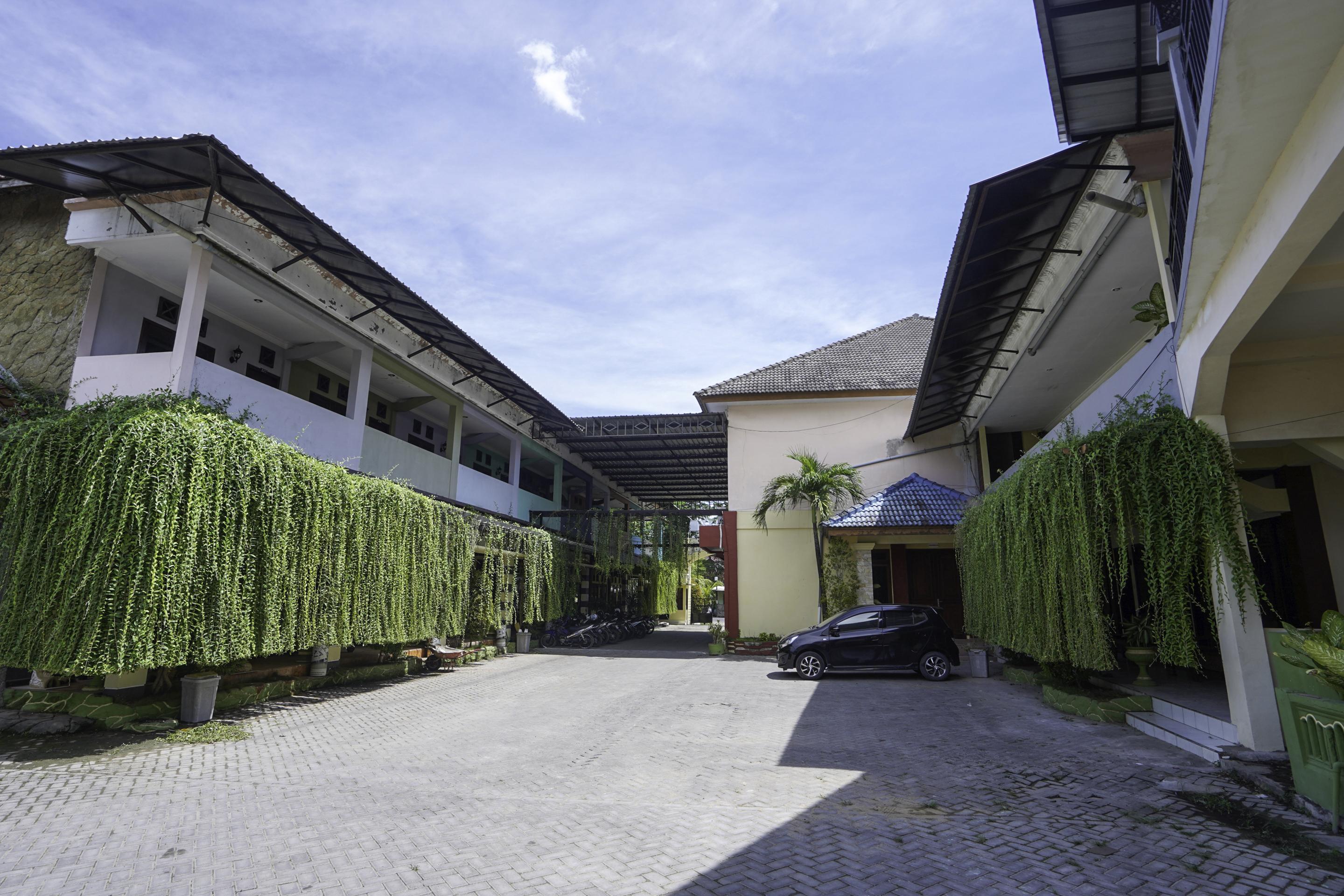 OYO 2715 Hotel Madinah Syariah Pamekasan Bagian luar foto