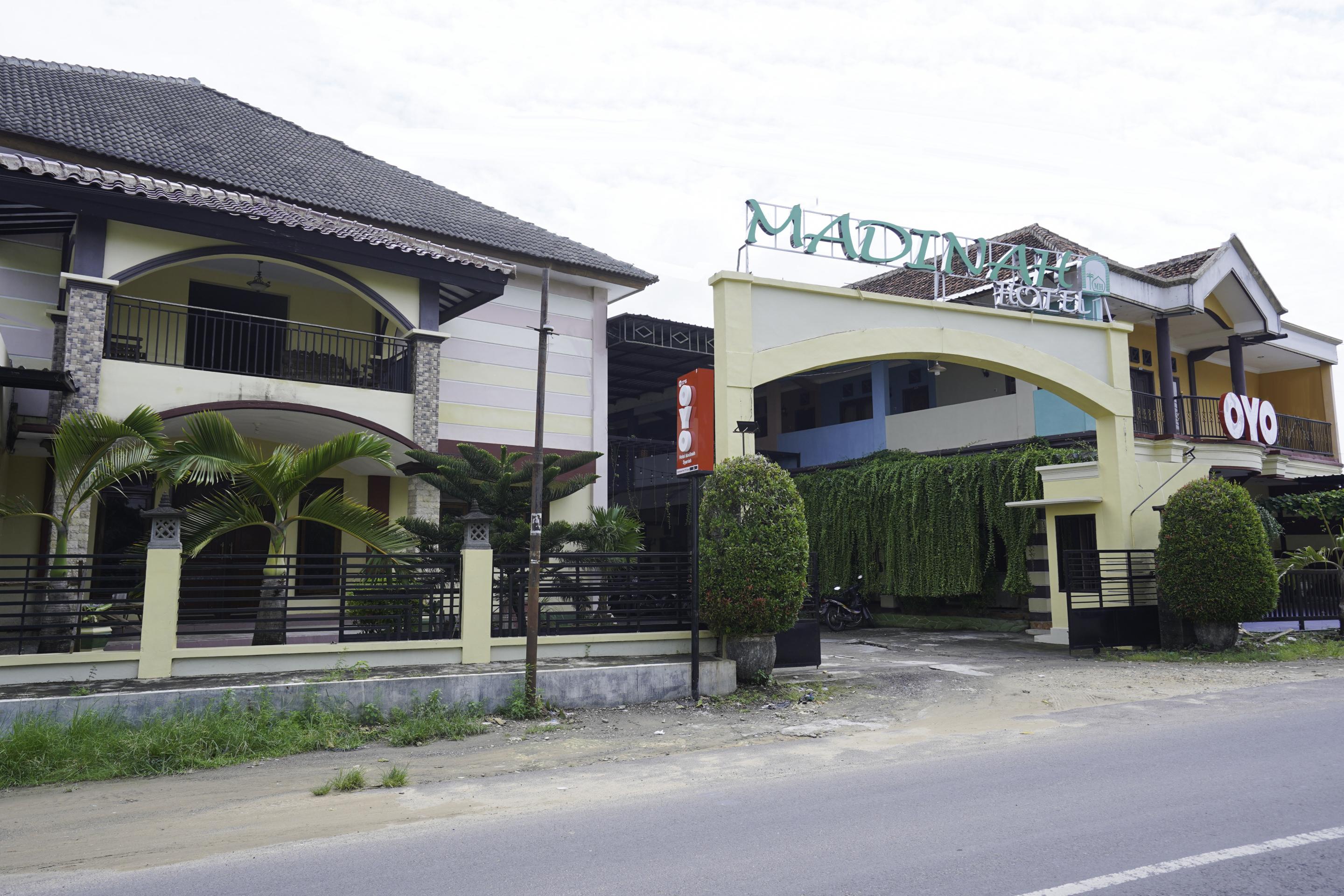 OYO 2715 Hotel Madinah Syariah Pamekasan Bagian luar foto