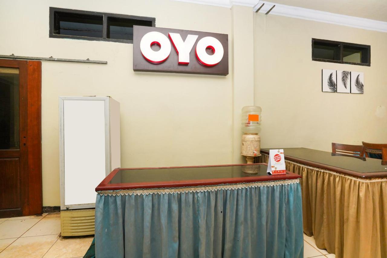 OYO 2715 Hotel Madinah Syariah Pamekasan Bagian luar foto