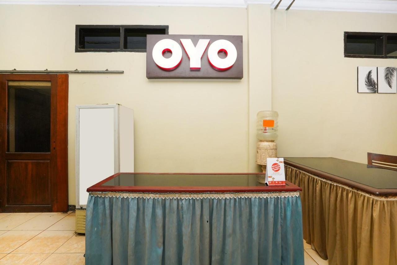 OYO 2715 Hotel Madinah Syariah Pamekasan Bagian luar foto