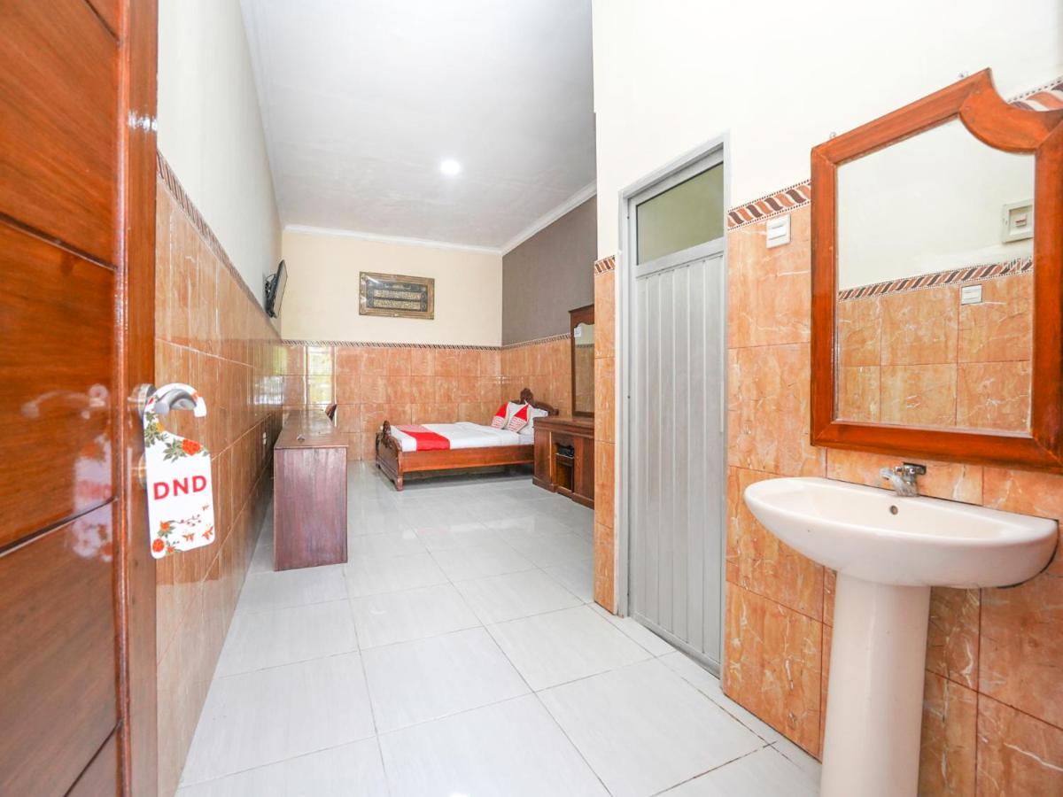 OYO 2715 Hotel Madinah Syariah Pamekasan Bagian luar foto